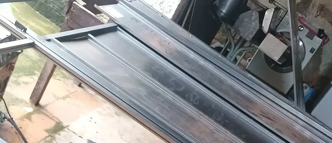 Portão de lâminas sendo montado na bancada da oficina